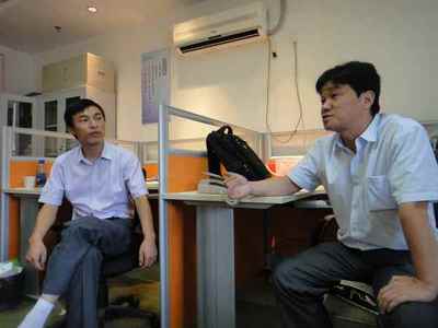 图为双方正在洽谈合作事项